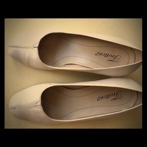 Vintage Pearl Leather Trotters shoes